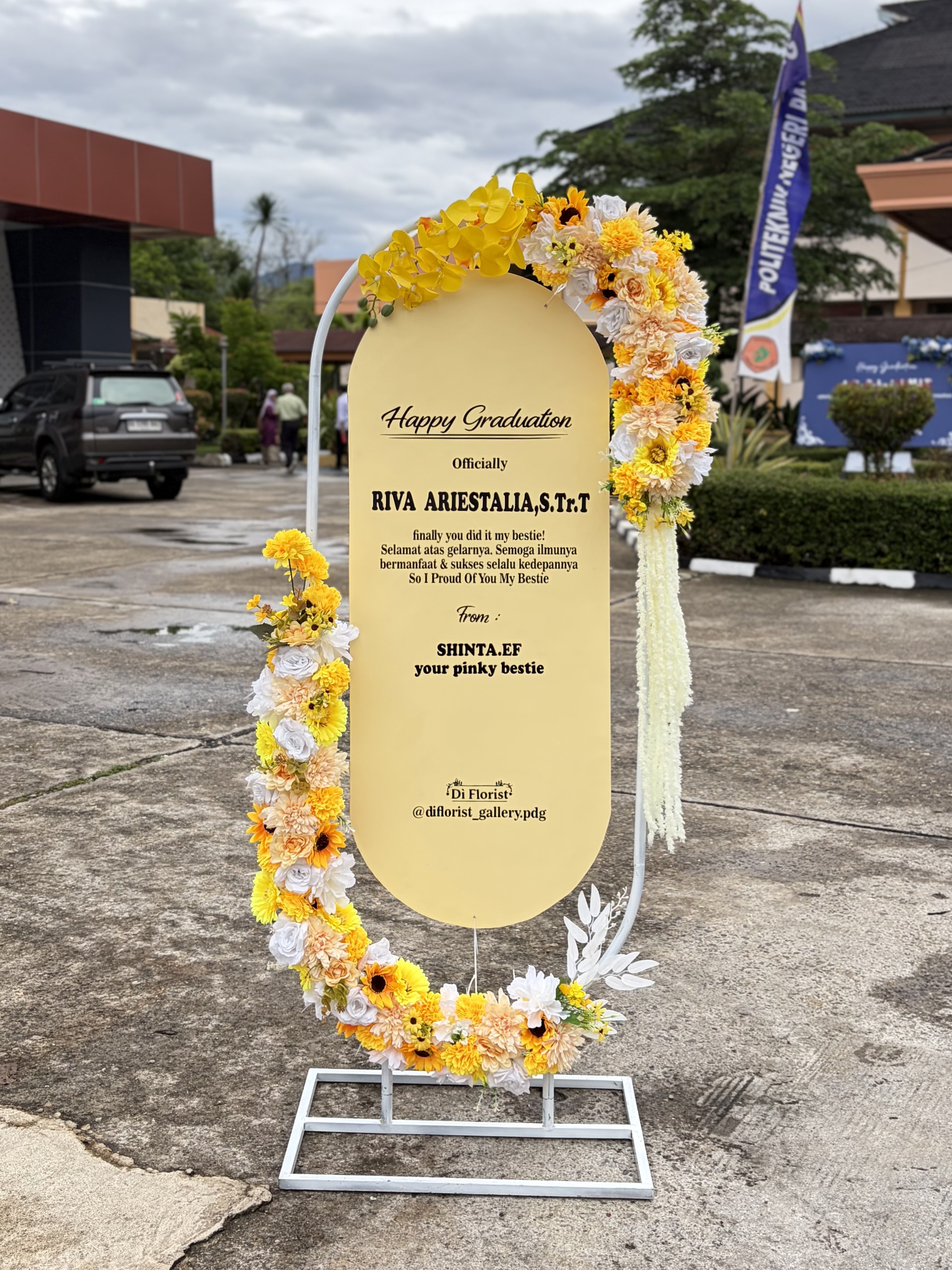 Standing Gantung Kuning